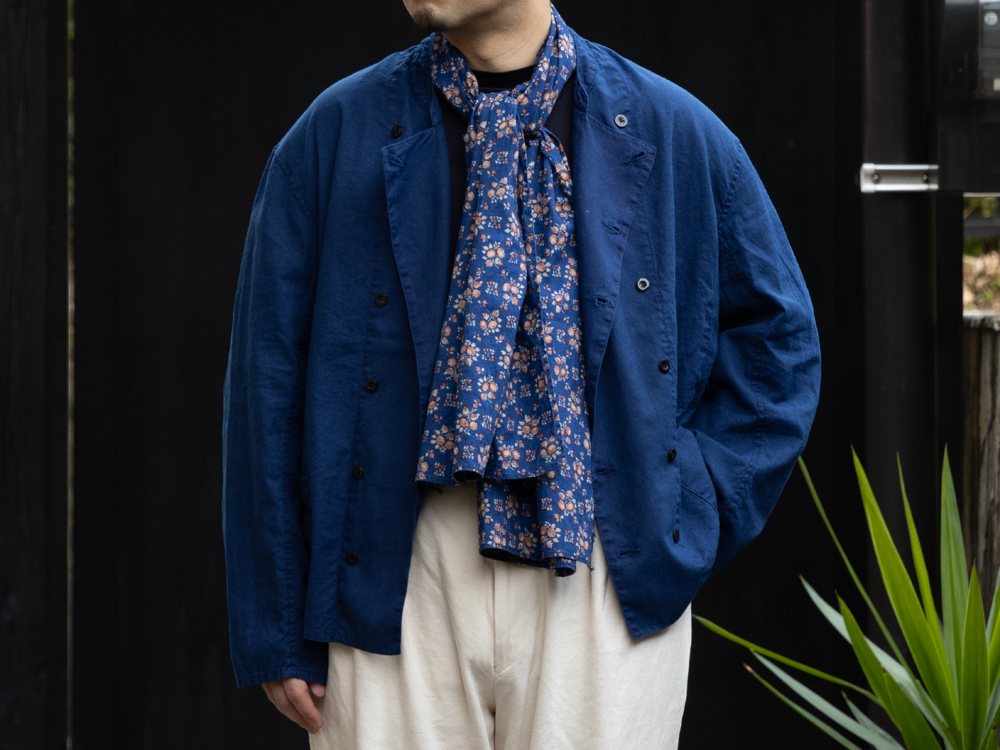 OUTIL's VESTE CIZE is a double-breasted jacket with a relaxed feel that's perfect for spring and summer.