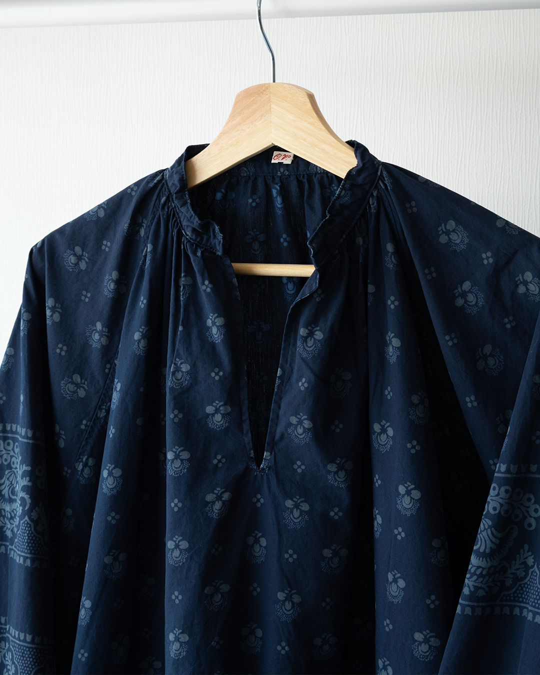 【outil dress】Shepherd's smock and 19th-century indigo. ROBE OSSES now in stock.