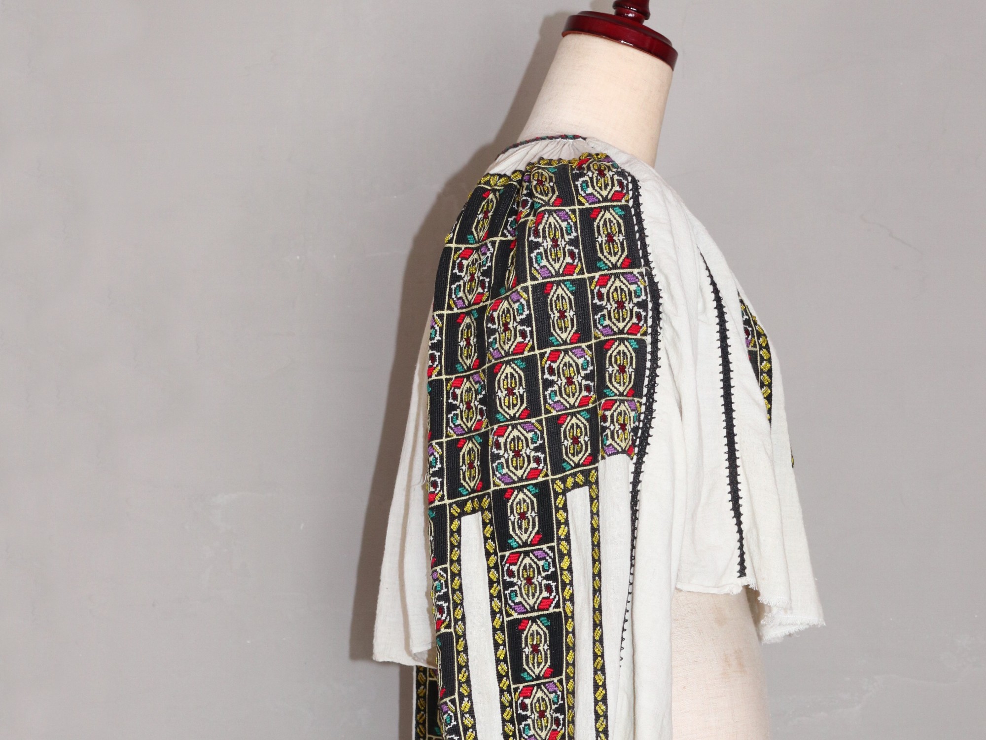 手刺繍のルーマニアブラウスやワンピースで春を楽しもう。