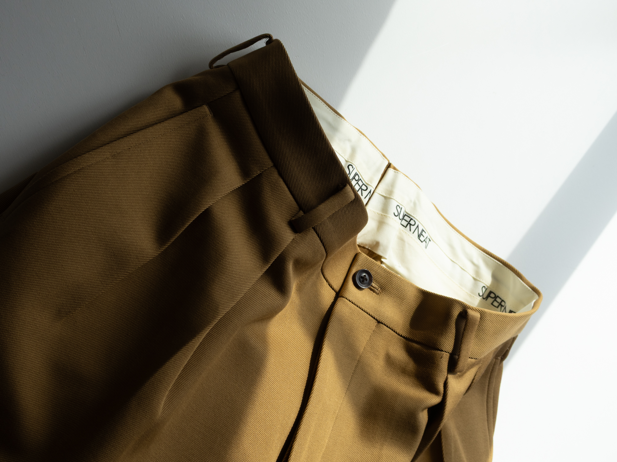 SUPER NEAT CHINO เป็นรุ่นฉลองครบรอบ 10 ปีของแบรนด์