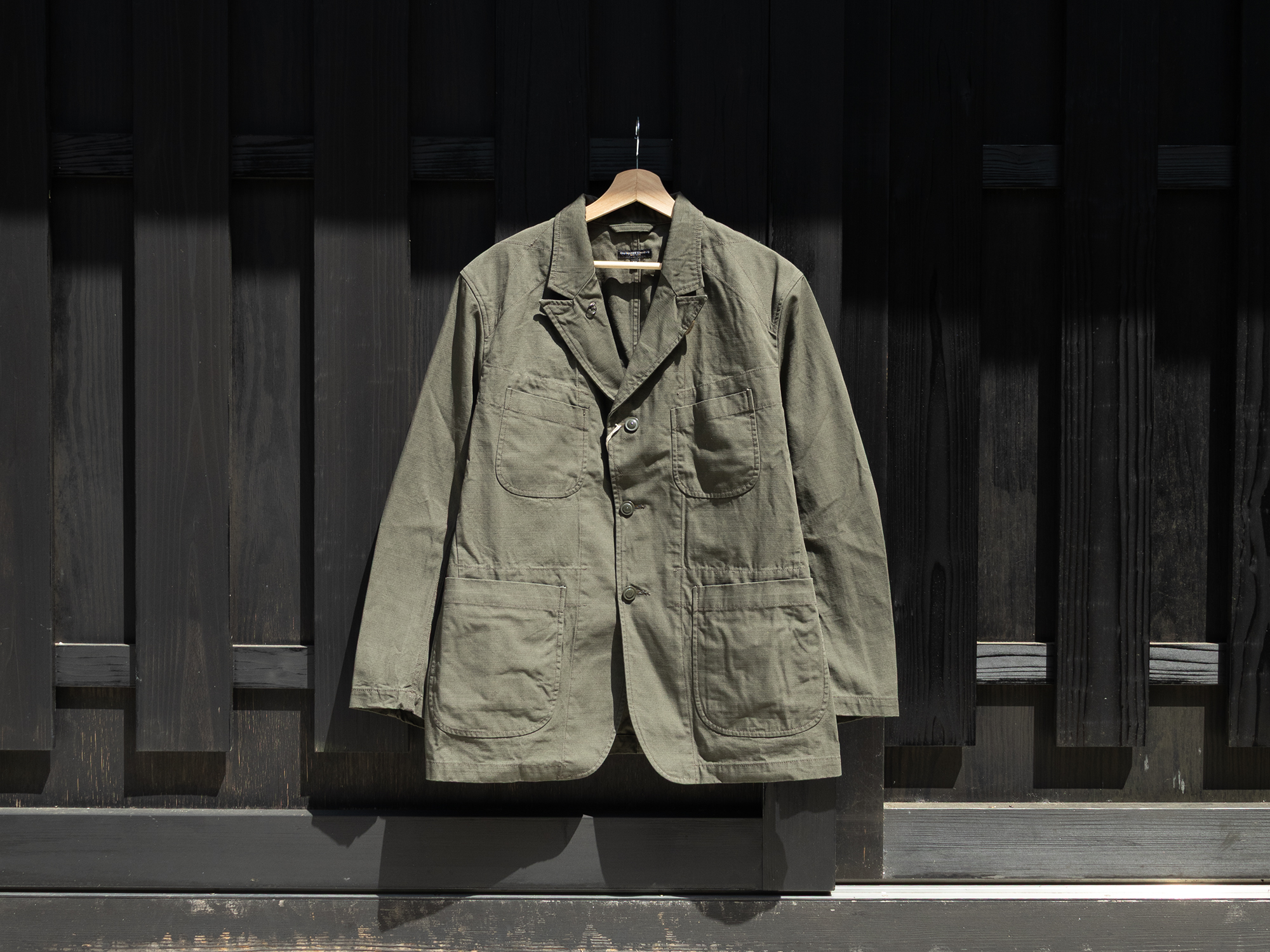แจ็กเก็ต Bedford ของ EG สามารถสวมใส่ได้กับลุคแจ็กเก็ตสไตล์ทหาร