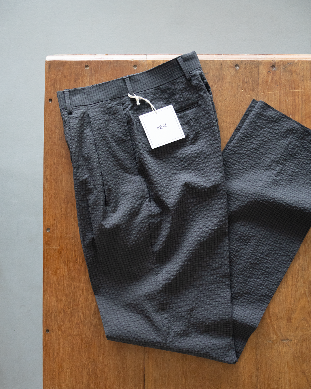 【NEAT】เงาของฤดูร้อนถูกถ่ายทอดผ่านพื้นผิวที่ไม่สม่ำเสมอ 